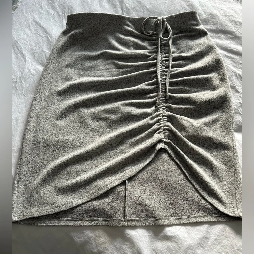 White House Black Market gray ruched skirt, size large - Picture 7 of 13